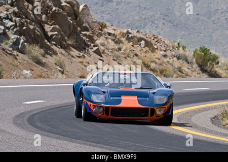 Un 1966 Ford GT40 lecteurs sur la voie publique lors d'un rallye routier en Arizona, USA. Banque D'Images
