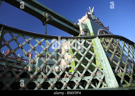 Un détail d'Hammersmith Bridge au soleil, Hammersmith, London, W6. Banque D'Images