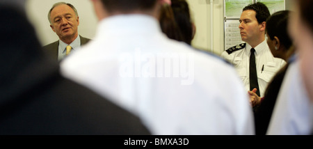 Le maire Ken Livingston au poste de police de Wembley Banque D'Images