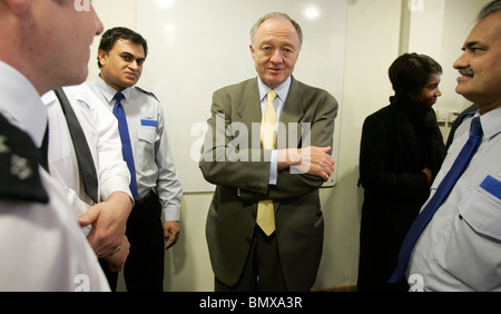 Le maire Ken Livingston au poste de police de Wembley Banque D'Images