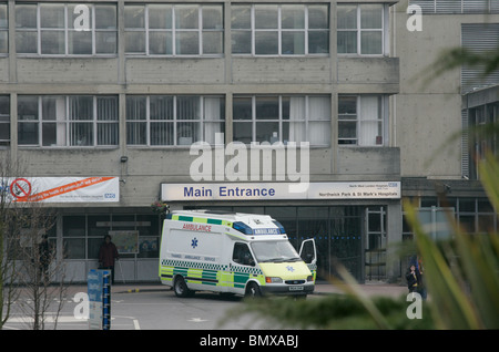 Deux hommes sont gravement malades et quatre autres sont gravement malades dans l'unité de soins intensifs de l'hôpital Northwick Park Banque D'Images