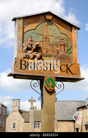 Brigstock panneau du village, Northamptonshire, England, UK Banque D'Images