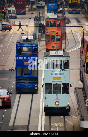 Double decker bus sont une source principale de transport des navetteurs dans le quartier central de Hong Kong, Chine. Banque D'Images