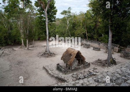 Un petit temple maya en plein air au-dessus de ruines sur le site archéologique Coba Quintana Roo Mexique Banque D'Images