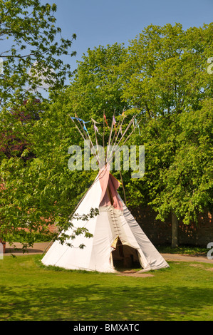 Un style Amérindien tepee entouré d'arbres. Banque D'Images