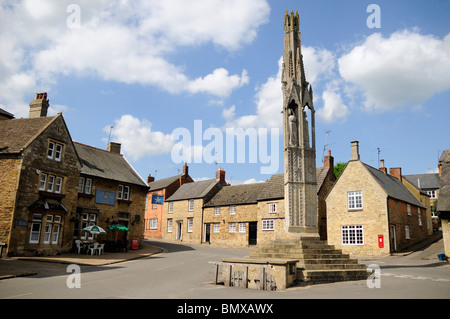 La Reine Eleanor Cross, Geddington, Northamptonshire, le mieux conservé des trois autres qui sont encore debout à partir de l'original 12. Banque D'Images