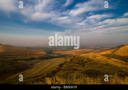 Vue vers la vallée du Jourdain des versants sud des hauteurs du Golan dans le nord d'Israël Banque D'Images