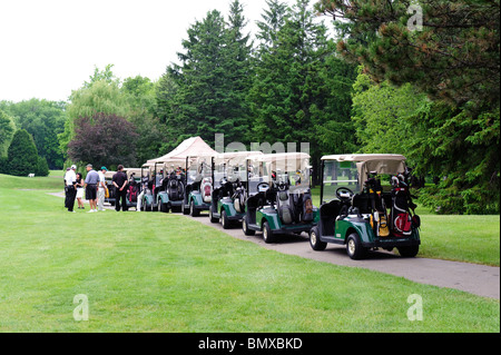 Embouteillage sur le terrain de golf : une ligne de charrettes lors d'un événement d'entreprise. Banque D'Images