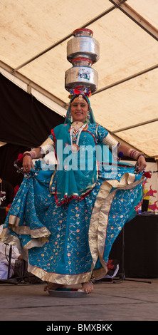 Bhavai Dancer du Rajasthan danse sur un plateau avec ses pieds tout en équilibrant les deux pots sur sa tête (Charee danse). Glasgow Mela Banque D'Images