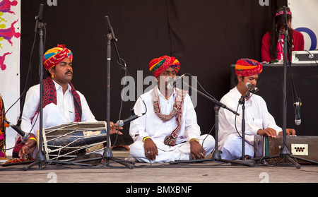Trois musiciens Rajasthani dholak ..... ; Glasgow Mela 2010 à Kevingrove Park. Banque D'Images