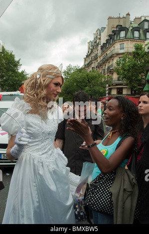 Paris, France, événements publics, Drag Queen en robe de mariée, célébration à la Gay Pride Parade, célébration de la fierté LGBT, femme prenant des photos Tranvestite, rue Banque D'Images