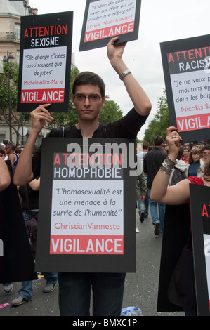 Paris, France, événements publics, Portrait, Portrait, un adolescent tient des pancartes anti-homophobie à la Gay Pride Parade, LGBT Pride, Parade, Amnesty International NGO, Street Banque D'Images