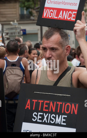 Paris, France, manifestations publiques, Man Holding Sign à la parade de la Gay Pride, LGBT Pride protestataires, anti sexisme Banque D'Images