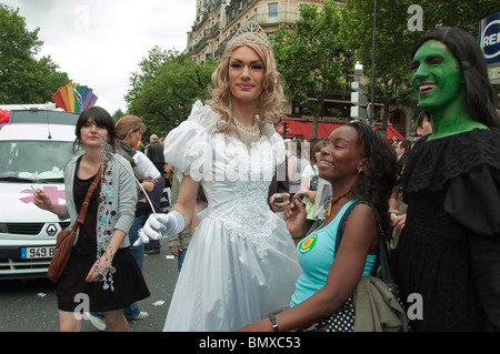 Paris, France, événements publics, foule célébrant à la gay Pride Parade, Male transvestite posant, LGBT Pride Celebration Banque D'Images