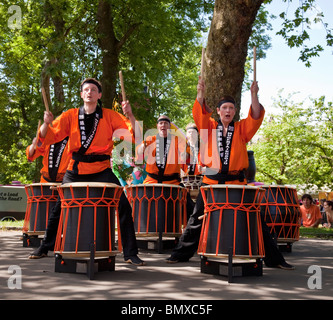 Mugenkyo Taiko Drummers (Lanark-basé de style japonais, tambours) l'exécution en plein air à la Glasgow Mela 2010 à Kevingrove Park. Banque D'Images