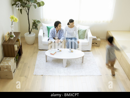 Le parent et l'enfant dans la salle de séjour Banque D'Images