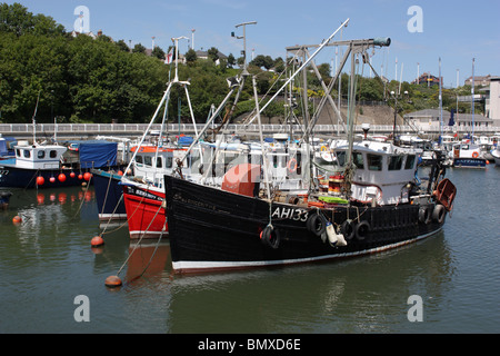 Les bateaux de pêche traditionnels en bois amarré à Roker Marina, Sunderland, Angleterre, RU Banque D'Images