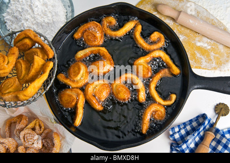 Tagliatelle fritte, Poêlée de Tagliatelles, Sweet nouilles frites, gâteaux italiens Carnival, Emilie Romagne, Italie Banque D'Images