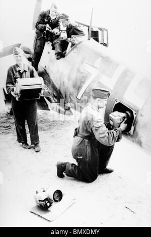 Dinard, Saint Malo - France Technicien Luftwaffe Diapositives de la caméra à un Messerschmitt 109 converti pour fins de reconnaissance. Banque D'Images