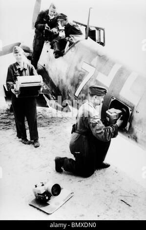 Dinard, Saint Malo - France Technicien Luftwaffe Diapositives de la caméra à un Messerschmitt 109 converti pour fins de reconnaissance. Banque D'Images