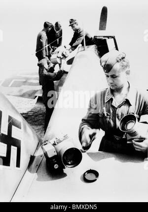 Dinard, Saint Malo - France Technicien prépare la Luftwaffe pour caméra Messerschmitt 109 converti pour fins de reconnaissance. Banque D'Images