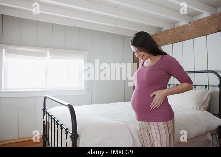 Femme enceinte dans la chambre Banque D'Images