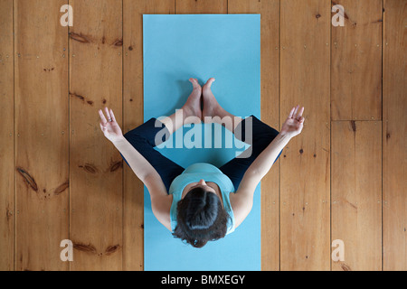 Pregnant woman doing yoga Banque D'Images