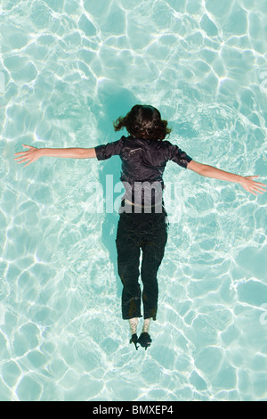 Woman face vers le bas dans la piscine Banque D'Images