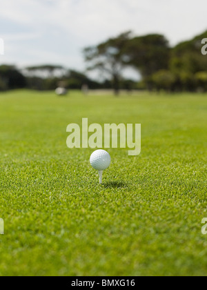 Balle de golf sur le parcours de golf, Close up Banque D'Images