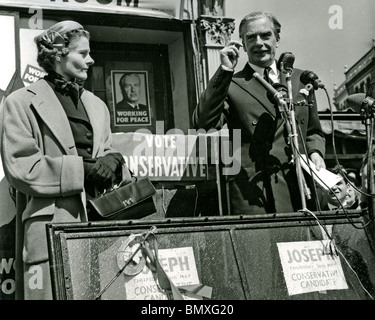 ANTHONY EDEN, faisant campagne avec sa deuxième femme Clarissa Spencer-Churchill en 1955 lorsqu'il était de devenir premier ministre Banque D'Images