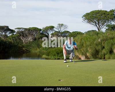 L'homme jouant le golf, le putting green Banque D'Images