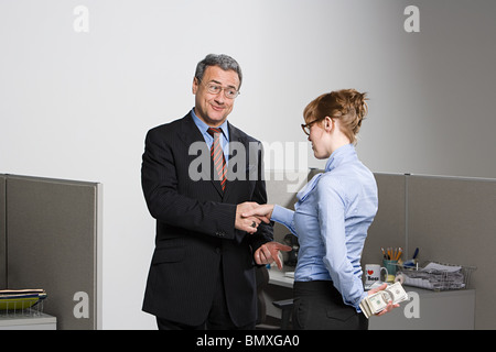 Businesswoman holding de l'argent derrière son dos Banque D'Images