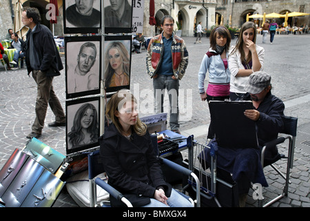 Caricaturiste, Herzog Friedrich Straße, Innsbruck, Tyrol, Autriche Banque D'Images