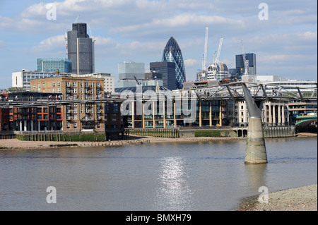 Vue sur la Tamise montrant l'horizon de la ville et imposant bâtiment Gherkin in London's quartier principal des finances. Banque D'Images