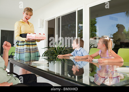 Family birthday cake Banque D'Images