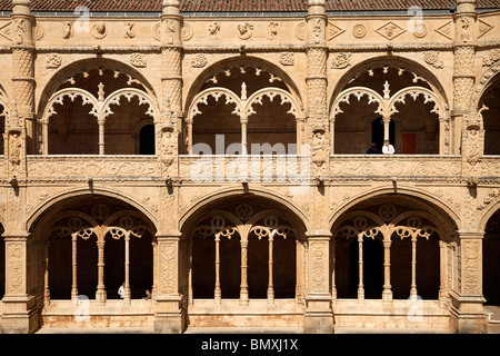 Deux étages, décorées de cloîtres du monastère Mosteiro dos Jeronimos Jerominos à Belém, Lisbonne, Portugal, Europe Banque D'Images