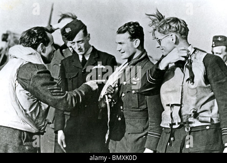 452 SQUADRON RAAF à RAF Kenley, 20 sept 1941. S/Ldr Robert Bungey dans les verres à côté de F/Lt Paddy Finucane Banque D'Images