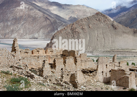 Ruines du château de la montagne et les ruines du monastère Puntsoling, Tibet Banque D'Images