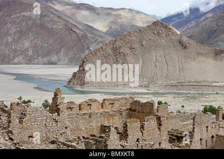 Ruines du château de la montagne et les ruines du monastère Puntsoling, Tibet Banque D'Images