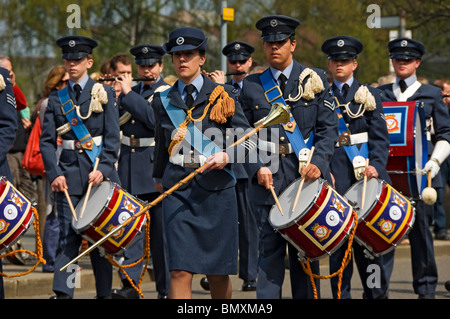 Jeunes hommes et femmes cadets musiciens de cadets jouant dans le groupe du corps d'entraînement aérien York North Yorkshire Angleterre Royaume-Uni Banque D'Images