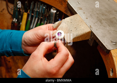 Close-up de Maître orfèvre dans son atelier au travail travailler sur un anneau Banque D'Images