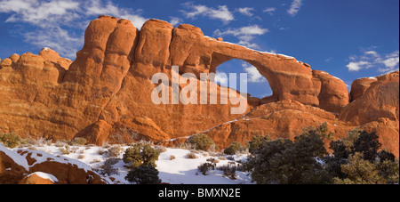 Hiver neige sur Skyline Arch Arches National Park dans le sud-est de l'Utah USA Banque D'Images