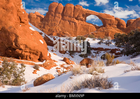 Hiver neige sur Skyline Arch Arches National Park dans le sud-est de l'Utah USA Banque D'Images