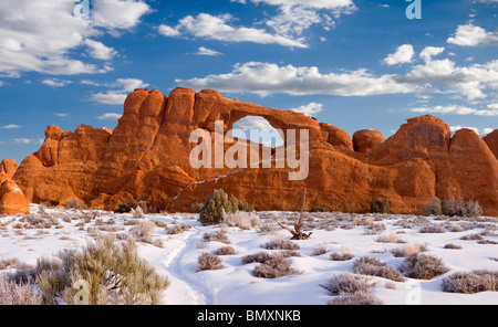 Lever du soleil d'hiver sur Skyline Arch Arches National Park dans le sud-est de l'Utah USA Banque D'Images