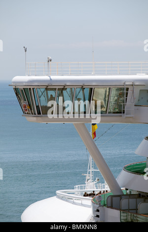 L'officier de pont de quart sur la passerelle du port de l'Azura liner P&O Banque D'Images