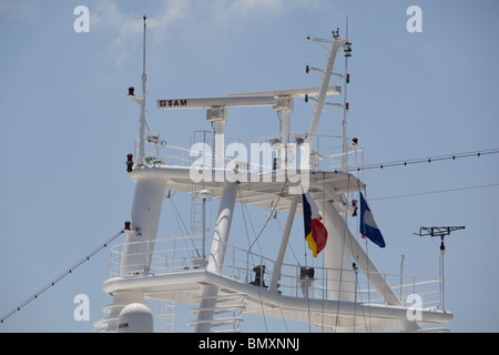 Mât de radar et de navigation feux de mât de la P&O de l'Azura. Banque D'Images