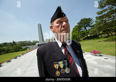 Ernest Moscrop, vétéran de la guerre de Corée, participe à un événement commémoratif pour marquer le 60e anniversaire du début de la guerre de Corée au cimetière national de Séoul, Corée du Sud, le 23 juin 2010. Banque D'Images