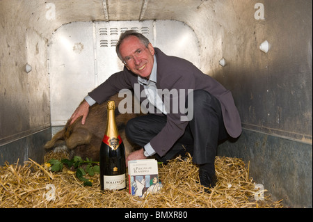 Solaire Ian McEwan répond aux le cochon d'avoir remporté le prix de l'Everyman Wodehouse Bollinger fiction comique à Hay Festival 2010 Banque D'Images