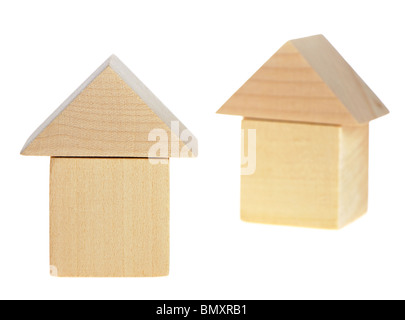 La maison en bois. Les jouets en bois - cubes. Il est isolé sur fond blanc Banque D'Images