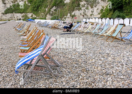 Transats sur la plage vide à la bière dans le Devon en Angleterre Banque D'Images